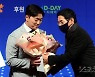 염경엽 감독, (고)우석아! 축하해~ [포토]