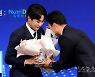 이승엽 감독의 축하 꽃다발 받는 정철원 [포토]