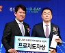 ‘프로지도자상 수상’을 수상하는 박치왕 상무 감독! [포토]
