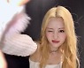 르세라핌 허윤진, 힙한 포즈도 완벽..역시 대세 비주얼[스타IN★]