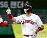 '사랑의 홈런' 최정, 저소득층 환자 26명에게 인공관절 수술 지원