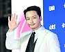 변요한,'빠져드는 눈빛으로 손인사' [사진]