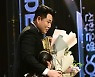 골든글러브 품은 양의지, '딸의 축하 받으며' [사진]