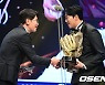 투수 레전드 KT 이강철 감독, '안우진 골든글러브 축하해요' [사진]