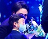 1루수 골든글러브 박병호, '아들의 훈훈한 축하 받으며' [사진]