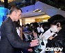 샘 워싱턴,'친절한 사인 세례' [사진]