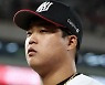 강백호 연봉 47% 삭감…지각 사인하고 캠프행