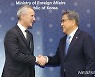 악수하는 박진 장관과 옌스 스톨텐베르그 NATO 사무총장