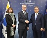 악수하는 박진 장관과 옌스 스톨텐베르그 NATO 사무총장