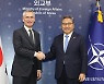 악수하는 박진 장관과 옌스 스톨텐베르그 NATO 사무총장