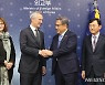 악수하는 박진 장관과 옌스 스톨텐베르그 NATO 사무총장