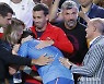 어머니로부터 우승 축하 받는 조코비치