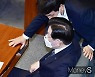 [머니S포토] 국회 본회의, 대화 나누는 野'이재명'