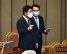 [머니S포토] 국회 본회의, 대화 나누는 김진표 의장·이광재 사무총장