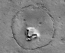 화성 표면서 미소 짓는 ‘곰인형’ 얼굴 지형 포착 [우주를 보다]