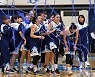 신한은행, 1위 우리은행에 또 승리 [포토]