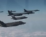 미 B-1B·F-22 전격 전개…북 “초강력 대응”