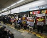 [사설] 전장연은 지하철 시위 중단하고 서울시는 전향적 태도 보이길