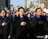 장외집회서 국기에 경례하는 민주당 지도부