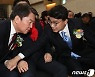 머리맞댄 안철수와 윤상현