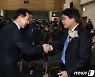 인사 나누는 김기현과 윤상현
