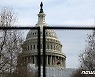 울타리에 둘러싸인 미 국회의사당