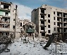 러 폭격에 무너진 우크라 아파트