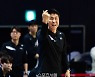'승리가 보인다! 버텨' 김상식 감독[포토]