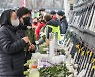 [포토] 이태원참사 서울시청 앞 분향소 조문하는 시민