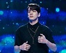 김민규, 생방송서 돌발 행동...복근 공개한 속사정은?(성스러운 아이돌)