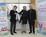 “풍요와 건강을 기원합니다”⋯NH농협은행 경남본부, 입춘첩 써주기·부럼 나눔행사