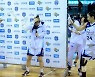 신한은행, 승리의 물세례! [포토]