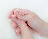 사흘간 혼자 있다 사망한 아기…엄마에게 적용될 죄목은?