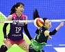 [포토]공 살려내는 현대건설 김다인
