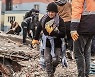 악천후 속 필사적 구조작업...생존자 수색 "시간과의 싸움"