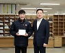 바람에 날린 빨래 개어놓은 우편 집배원