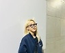 힙하게 안경 하나 툭 포인트!