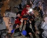 눈앞서 깔린 가족, 구조는 더뎌…눈폭풍 속 ‘골든타임’ 흐른다