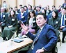 "파격 성과주의" 내세운 尹…정부개혁 시작은 '연봉상한 폐지'