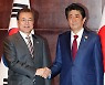 아베 “문재인, 징용 판결 국제법 위반 알았다…그는 확신범”
