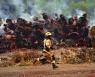 [포토] 칠레 산불 발생, 다급한 소방대원