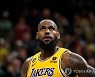 '앞으로 36점' 제임스, 압둘자바 넘어 NBA 새 역사 초읽기