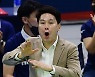 작전 지시하는 강성형 감독 [MK포토]