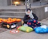 “한파에 귤 파는 어르신 따뜻한 방에서 쉬게 해주세요” 기도[사랑합니다]