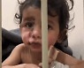 [영상] 강진으로 천애고아…이 아기 지켜보는 이들 가슴 미어져