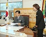 임실 명예군수 위촉으로 첫 결재하는 김관영 전북도지사