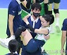 [ST포토] 발목 부상으로 실려나가는 김연견
