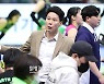[포토S] 강성형 감독, '다쳤는데 경기를 진행하면 어떡해요'