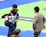 [포토S] 부상으로 실려나가는 김연견