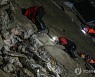 실종자 찾느라 건물 잔해에 귀 대고 듣는 튀르키예 구조대원들